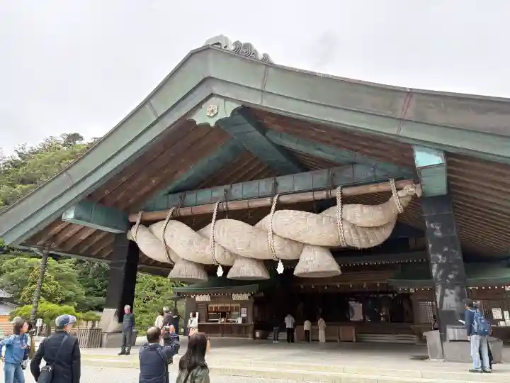 出雲大社神楽殿の{uncategorized: "未分類", other: "その他", undefined: "問題あり", building: "その他建物", grave: "お墓", sacred_gate: "鳥居", guardian: "狛犬", statue: "像", buddha: "仏像", history: "歴史", nature: "自然", garden: "庭園", animal: "動物", pagoda: "塔", temizu: "手水舎", mountain_gate: "山門・神門", sanctuary: "本殿・本堂", subordinate: "末社・摂社", art: "芸術", scenery: "景色", jizo: "地蔵", ema: "絵馬", goshuin: "御朱印", omikuji: "おみくじ", items: "授与品その他", amulet: "お守り", goshuincho: "御朱印帳", eats: "食事", festival: "お祭り", votive_dance: "神楽", shichigosan: "七五三参", wedding: "結婚式", experience: "体験その他", initially: "初詣", around: "周辺", anti_infection: "感染症対策"}