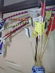 いよいよ明日は節分祭❗❗
邪鬼を祓い清々しい1年を過ごしましょう🙋
正午より節分祭
祭典中鬼儺(おにやらい)の
豆打ち神事、飛射神事🎯を行います❗
その後神楽(悪魔祓)奉納、茅の輪を潜り
お待ちかねの豆撒き(くじ入り)✨
豆撒き終了後お詣りの皆様にも一矢を授け
飛射神事🎯を体験出来ます❗❗
昼間は仕事、学校という方の為夕方も行います🥰
18時~神事に続いて豆撒きを行います❗
厄祓いは随時受付⤴️
皆様どうぞお詣り下さいね🎌
#賀羅加波神社
#節分祭
#クラウドファンディング成功御礼