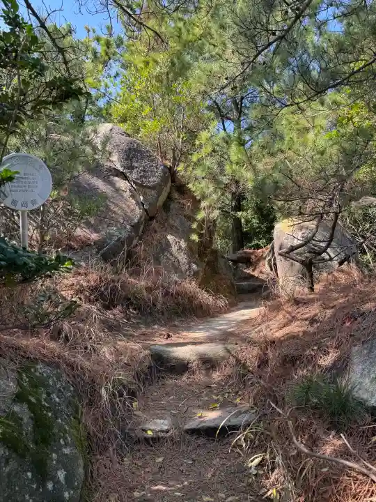 箱島神社の{uncategorized: "未分類", other: "その他", undefined: "問題あり", building: "その他建物", grave: "お墓", sacred_gate: "鳥居", guardian: "狛犬", statue: "像", buddha: "仏像", history: "歴史", nature: "自然", garden: "庭園", animal: "動物", pagoda: "塔", temizu: "手水舎", mountain_gate: "山門・神門", sanctuary: "本殿・本堂", subordinate: "末社・摂社", art: "芸術", scenery: "景色", jizo: "地蔵", ema: "絵馬", goshuin: "御朱印", omikuji: "おみくじ", items: "授与品その他", amulet: "お守り", goshuincho: "御朱印帳", eats: "食事", festival: "お祭り", votive_dance: "神楽", shichigosan: "七五三参", wedding: "結婚式", experience: "体験その他", initially: "初詣", around: "周辺", anti_infection: "感染症対策"}
