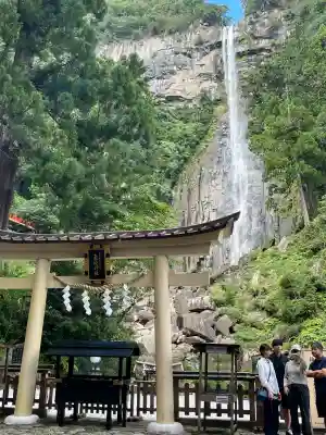 飛瀧神社（熊野那智大社別宮）の{uncategorized: "未分類", other: "その他", undefined: "問題あり", building: "その他建物", grave: "お墓", sacred_gate: "鳥居", guardian: "狛犬", statue: "像", buddha: "仏像", history: "歴史", nature: "自然", garden: "庭園", animal: "動物", pagoda: "塔", temizu: "手水舎", mountain_gate: "山門・神門", sanctuary: "本殿・本堂", subordinate: "末社・摂社", art: "芸術", scenery: "景色", jizo: "地蔵", ema: "絵馬", goshuin: "御朱印", omikuji: "おみくじ", items: "授与品その他", amulet: "お守り", goshuincho: "御朱印帳", eats: "食事", festival: "お祭り", votive_dance: "神楽", shichigosan: "七五三参", wedding: "結婚式", experience: "体験その他", initially: "初詣", around: "周辺", anti_infection: "感染症対策"}