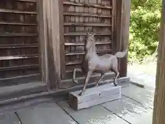 義経神社の像