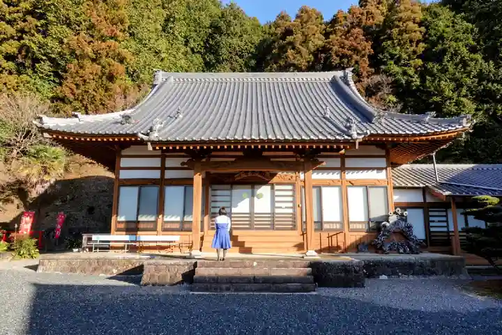 勅養寺の本殿・本堂