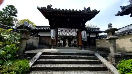 帯解寺の山門