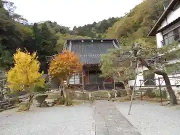 仏谷寺の本殿・本堂