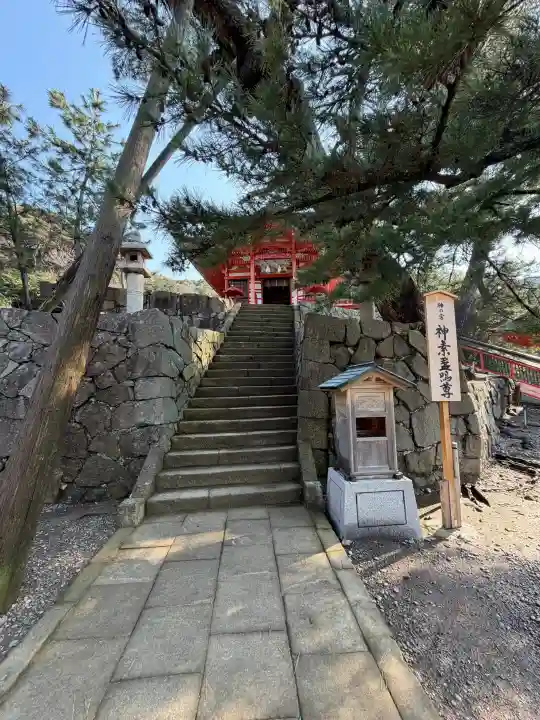 日御碕神社の{uncategorized: "未分類", other: "その他", undefined: "問題あり", building: "その他建物", grave: "お墓", sacred_gate: "鳥居", guardian: "狛犬", statue: "像", buddha: "仏像", history: "歴史", nature: "自然", garden: "庭園", animal: "動物", pagoda: "塔", temizu: "手水舎", mountain_gate: "山門・神門", sanctuary: "本殿・本堂", subordinate: "末社・摂社", art: "芸術", scenery: "景色", jizo: "地蔵", ema: "絵馬", goshuin: "御朱印", omikuji: "おみくじ", items: "授与品その他", amulet: "お守り", goshuincho: "御朱印帳", eats: "食事", festival: "お祭り", votive_dance: "神楽", shichigosan: "七五三参", wedding: "結婚式", experience: "体験その他", initially: "初詣", around: "周辺", anti_infection: "感染症対策"}