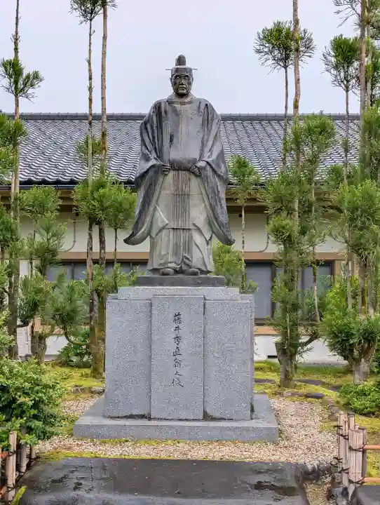 越中一宮 髙瀬神社の{uncategorized: "未分類", other: "その他", undefined: "問題あり", building: "その他建物", grave: "お墓", sacred_gate: "鳥居", guardian: "狛犬", statue: "像", buddha: "仏像", history: "歴史", nature: "自然", garden: "庭園", animal: "動物", pagoda: "塔", temizu: "手水舎", mountain_gate: "山門・神門", sanctuary: "本殿・本堂", subordinate: "末社・摂社", art: "芸術", scenery: "景色", jizo: "地蔵", ema: "絵馬", goshuin: "御朱印", omikuji: "おみくじ", items: "授与品その他", amulet: "お守り", goshuincho: "御朱印帳", eats: "食事", festival: "お祭り", votive_dance: "神楽", shichigosan: "七五三参", wedding: "結婚式", experience: "体験その他", initially: "初詣", around: "周辺", anti_infection: "感染症対策"}