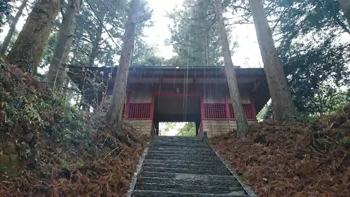 新山神社の山門・神門