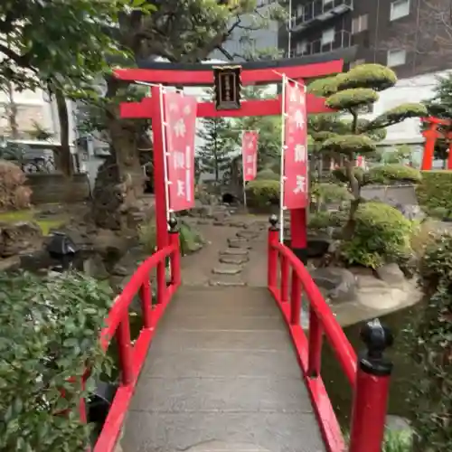 羽衣町厳島神社（関内厳島神社・横浜弁天）の{uncategorized: "未分類", other: "その他", undefined: "問題あり", building: "その他建物", grave: "お墓", sacred_gate: "鳥居", guardian: "狛犬", statue: "像", buddha: "仏像", history: "歴史", nature: "自然", garden: "庭園", animal: "動物", pagoda: "塔", temizu: "手水舎", mountain_gate: "山門・神門", sanctuary: "本殿・本堂", subordinate: "末社・摂社", art: "芸術", scenery: "景色", jizo: "地蔵", ema: "絵馬", goshuin: "御朱印", omikuji: "おみくじ", items: "授与品その他", amulet: "お守り", goshuincho: "御朱印帳", eats: "食事", festival: "お祭り", votive_dance: "神楽", shichigosan: "七五三参", wedding: "結婚式", experience: "体験その他", initially: "初詣", around: "周辺", anti_infection: "感染症対策"}