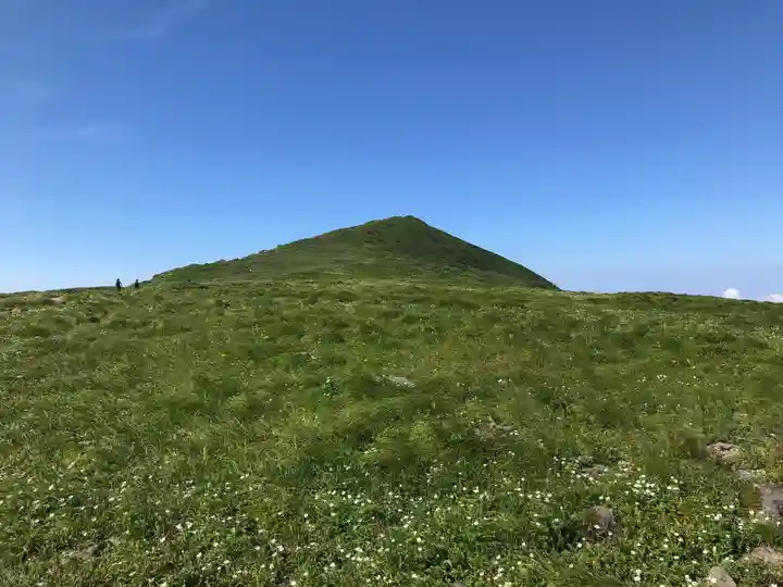 月山神社本宮の周辺