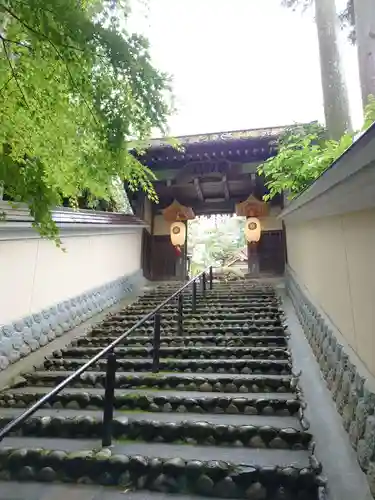 目の霊山　油山寺の山門