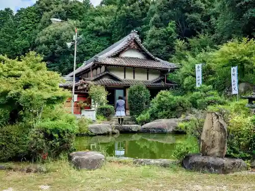 曽野稲荷神社の庭園