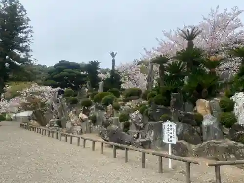 粉河寺の{uncategorized: "未分類", other: "その他", undefined: "問題あり", building: "その他建物", grave: "お墓", sacred_gate: "鳥居", guardian: "狛犬", statue: "像", buddha: "仏像", history: "歴史", nature: "自然", garden: "庭園", animal: "動物", pagoda: "塔", temizu: "手水舎", mountain_gate: "山門・神門", sanctuary: "本殿・本堂", subordinate: "末社・摂社", art: "芸術", scenery: "景色", jizo: "地蔵", ema: "絵馬", goshuin: "御朱印", omikuji: "おみくじ", items: "授与品その他", amulet: "お守り", goshuincho: "御朱印帳", eats: "食事", festival: "お祭り", votive_dance: "神楽", shichigosan: "七五三参", wedding: "結婚式", experience: "体験その他", initially: "初詣", around: "周辺", anti_infection: "感染症対策"}