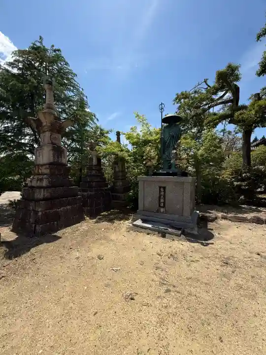 叡福寺の{uncategorized: "未分類", other: "その他", undefined: "問題あり", building: "その他建物", grave: "お墓", sacred_gate: "鳥居", guardian: "狛犬", statue: "像", buddha: "仏像", history: "歴史", nature: "自然", garden: "庭園", animal: "動物", pagoda: "塔", temizu: "手水舎", mountain_gate: "山門・神門", sanctuary: "本殿・本堂", subordinate: "末社・摂社", art: "芸術", scenery: "景色", jizo: "地蔵", ema: "絵馬", goshuin: "御朱印", omikuji: "おみくじ", items: "授与品その他", amulet: "お守り", goshuincho: "御朱印帳", eats: "食事", festival: "お祭り", votive_dance: "神楽", shichigosan: "七五三参", wedding: "結婚式", experience: "体験その他", initially: "初詣", around: "周辺", anti_infection: "感染症対策"}