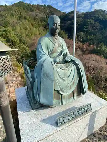 霊巌寺の像