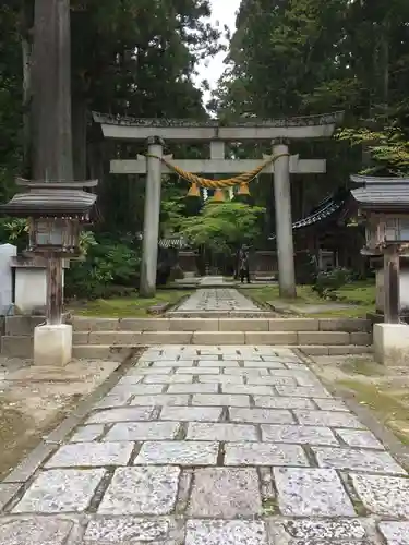 雄山神社中宮祈願殿の鳥居