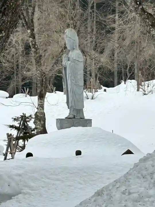 貞麟寺の{uncategorized: "未分類", other: "その他", undefined: "問題あり", building: "その他建物", grave: "お墓", sacred_gate: "鳥居", guardian: "狛犬", statue: "像", buddha: "仏像", history: "歴史", nature: "自然", garden: "庭園", animal: "動物", pagoda: "塔", temizu: "手水舎", mountain_gate: "山門・神門", sanctuary: "本殿・本堂", subordinate: "末社・摂社", art: "芸術", scenery: "景色", jizo: "地蔵", ema: "絵馬", goshuin: "御朱印", omikuji: "おみくじ", items: "授与品その他", amulet: "お守り", goshuincho: "御朱印帳", eats: "食事", festival: "お祭り", votive_dance: "神楽", shichigosan: "七五三参", wedding: "結婚式", experience: "体験その他", initially: "初詣", around: "周辺", anti_infection: "感染症対策"}