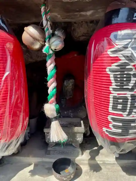 はね瀧道了尊の{uncategorized: "未分類", other: "その他", undefined: "問題あり", building: "その他建物", grave: "お墓", sacred_gate: "鳥居", guardian: "狛犬", statue: "像", buddha: "仏像", history: "歴史", nature: "自然", garden: "庭園", animal: "動物", pagoda: "塔", temizu: "手水舎", mountain_gate: "山門・神門", sanctuary: "本殿・本堂", subordinate: "末社・摂社", art: "芸術", scenery: "景色", jizo: "地蔵", ema: "絵馬", goshuin: "御朱印", omikuji: "おみくじ", items: "授与品その他", amulet: "お守り", goshuincho: "御朱印帳", eats: "食事", festival: "お祭り", votive_dance: "神楽", shichigosan: "七五三参", wedding: "結婚式", experience: "体験その他", initially: "初詣", around: "周辺", anti_infection: "感染症対策"}