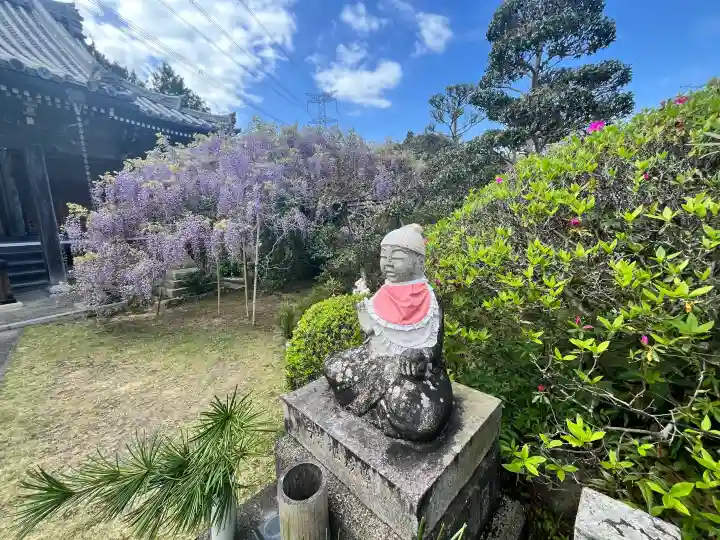 子安地蔵寺の{uncategorized: "未分類", other: "その他", undefined: "問題あり", building: "その他建物", grave: "お墓", sacred_gate: "鳥居", guardian: "狛犬", statue: "像", buddha: "仏像", history: "歴史", nature: "自然", garden: "庭園", animal: "動物", pagoda: "塔", temizu: "手水舎", mountain_gate: "山門・神門", sanctuary: "本殿・本堂", subordinate: "末社・摂社", art: "芸術", scenery: "景色", jizo: "地蔵", ema: "絵馬", goshuin: "御朱印", omikuji: "おみくじ", items: "授与品その他", amulet: "お守り", goshuincho: "御朱印帳", eats: "食事", festival: "お祭り", votive_dance: "神楽", shichigosan: "七五三参", wedding: "結婚式", experience: "体験その他", initially: "初詣", around: "周辺", anti_infection: "感染症対策"}