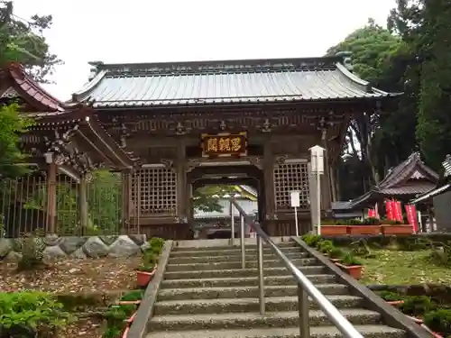 久遠寺の山門