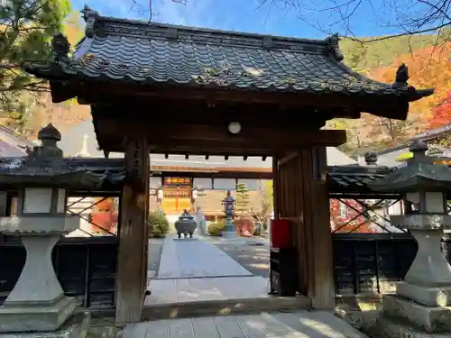 信綱寺の山門・神門