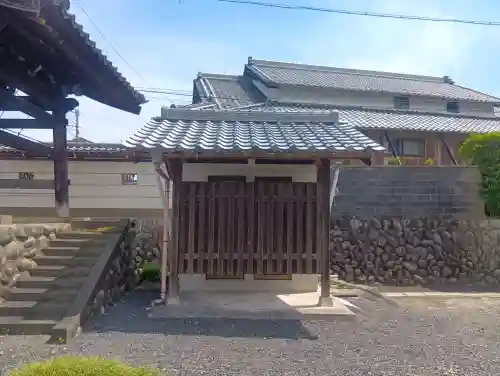 広蓮寺の{uncategorized: "未分類", other: "その他", undefined: "問題あり", building: "その他建物", grave: "お墓", sacred_gate: "鳥居", guardian: "狛犬", statue: "像", buddha: "仏像", history: "歴史", nature: "自然", garden: "庭園", animal: "動物", pagoda: "塔", temizu: "手水舎", mountain_gate: "山門・神門", sanctuary: "本殿・本堂", subordinate: "末社・摂社", art: "芸術", scenery: "景色", jizo: "地蔵", ema: "絵馬", goshuin: "御朱印", omikuji: "おみくじ", items: "授与品その他", amulet: "お守り", goshuincho: "御朱印帳", eats: "食事", festival: "お祭り", votive_dance: "神楽", shichigosan: "七五三参", wedding: "結婚式", experience: "体験その他", initially: "初詣", around: "周辺", anti_infection: "感染症対策"}