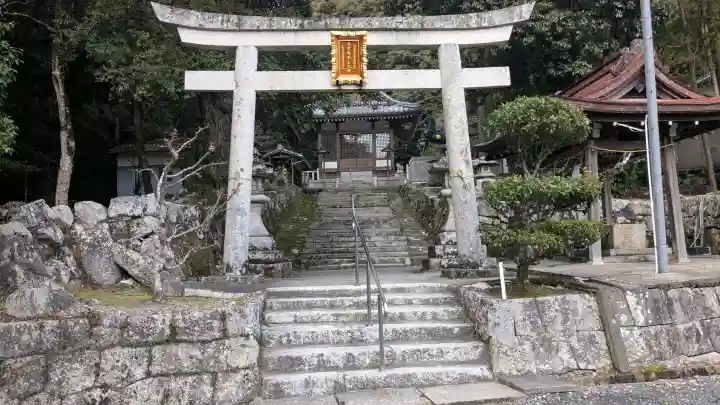 天之御中主尊神社の{uncategorized: "未分類", other: "その他", undefined: "問題あり", building: "その他建物", grave: "お墓", sacred_gate: "鳥居", guardian: "狛犬", statue: "像", buddha: "仏像", history: "歴史", nature: "自然", garden: "庭園", animal: "動物", pagoda: "塔", temizu: "手水舎", mountain_gate: "山門・神門", sanctuary: "本殿・本堂", subordinate: "末社・摂社", art: "芸術", scenery: "景色", jizo: "地蔵", ema: "絵馬", goshuin: "御朱印", omikuji: "おみくじ", items: "授与品その他", amulet: "お守り", goshuincho: "御朱印帳", eats: "食事", festival: "お祭り", votive_dance: "神楽", shichigosan: "七五三参", wedding: "結婚式", experience: "体験その他", initially: "初詣", around: "周辺", anti_infection: "感染症対策"}