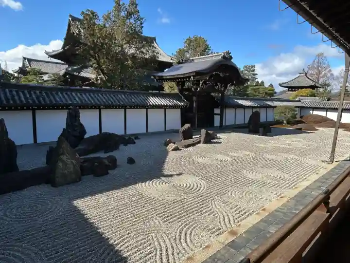 東福禅寺(東福寺)の{uncategorized: "未分類", other: "その他", undefined: "問題あり", building: "その他建物", grave: "お墓", sacred_gate: "鳥居", guardian: "狛犬", statue: "像", buddha: "仏像", history: "歴史", nature: "自然", garden: "庭園", animal: "動物", pagoda: "塔", temizu: "手水舎", mountain_gate: "山門・神門", sanctuary: "本殿・本堂", subordinate: "末社・摂社", art: "芸術", scenery: "景色", jizo: "地蔵", ema: "絵馬", goshuin: "御朱印", omikuji: "おみくじ", items: "授与品その他", amulet: "お守り", goshuincho: "御朱印帳", eats: "食事", festival: "お祭り", votive_dance: "神楽", shichigosan: "七五三参", wedding: "結婚式", experience: "体験その他", initially: "初詣", around: "周辺", anti_infection: "感染症対策"}