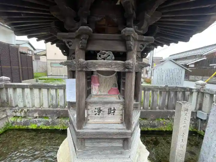 十王地蔵尊 (十王村の水)の{uncategorized: "未分類", other: "その他", undefined: "問題あり", building: "その他建物", grave: "お墓", sacred_gate: "鳥居", guardian: "狛犬", statue: "像", buddha: "仏像", history: "歴史", nature: "自然", garden: "庭園", animal: "動物", pagoda: "塔", temizu: "手水舎", mountain_gate: "山門・神門", sanctuary: "本殿・本堂", subordinate: "末社・摂社", art: "芸術", scenery: "景色", jizo: "地蔵", ema: "絵馬", goshuin: "御朱印", omikuji: "おみくじ", items: "授与品その他", amulet: "お守り", goshuincho: "御朱印帳", eats: "食事", festival: "お祭り", votive_dance: "神楽", shichigosan: "七五三参", wedding: "結婚式", experience: "体験その他", initially: "初詣", around: "周辺", anti_infection: "感染症対策"}