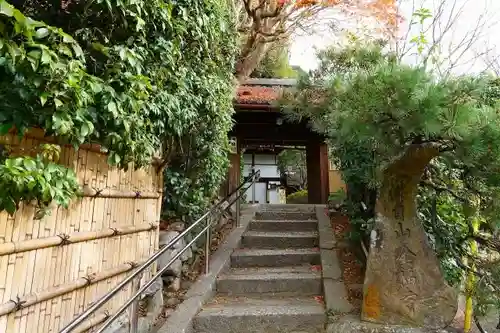 金福寺の山門