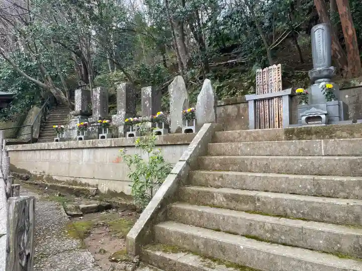 薬王寺の{uncategorized: "未分類", other: "その他", undefined: "問題あり", building: "その他建物", grave: "お墓", sacred_gate: "鳥居", guardian: "狛犬", statue: "像", buddha: "仏像", history: "歴史", nature: "自然", garden: "庭園", animal: "動物", pagoda: "塔", temizu: "手水舎", mountain_gate: "山門・神門", sanctuary: "本殿・本堂", subordinate: "末社・摂社", art: "芸術", scenery: "景色", jizo: "地蔵", ema: "絵馬", goshuin: "御朱印", omikuji: "おみくじ", items: "授与品その他", amulet: "お守り", goshuincho: "御朱印帳", eats: "食事", festival: "お祭り", votive_dance: "神楽", shichigosan: "七五三参", wedding: "結婚式", experience: "体験その他", initially: "初詣", around: "周辺", anti_infection: "感染症対策"}