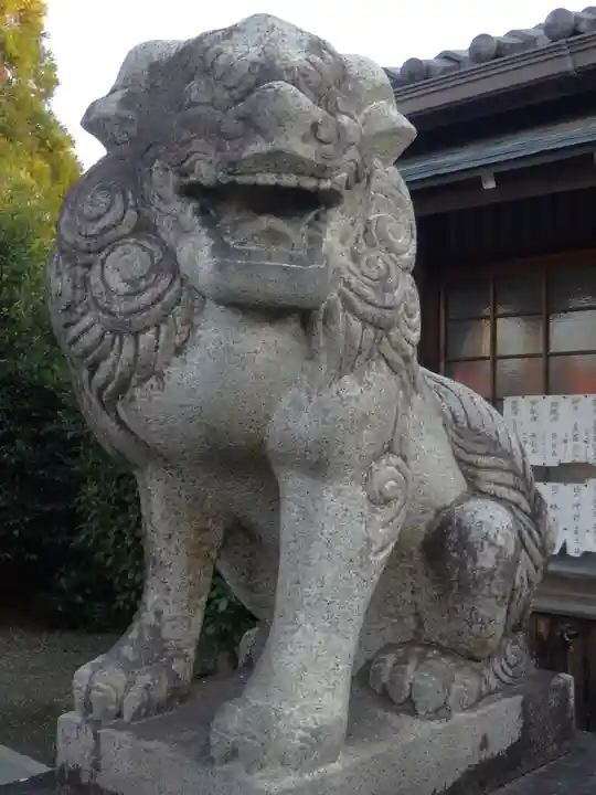 鎌達稲荷神社の狛犬