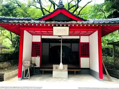 龍神ハナグリ石神社の本殿・本堂