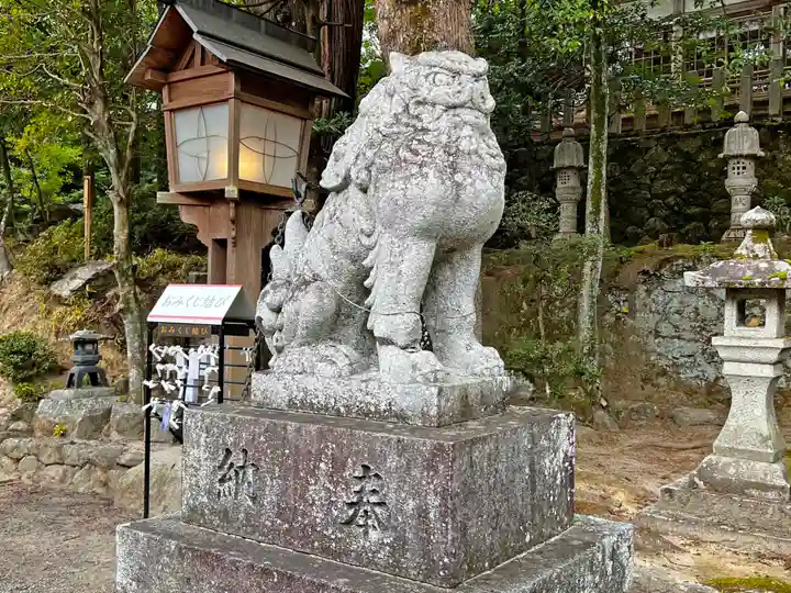敢國神社の狛犬