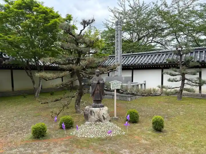 西教寺の{uncategorized: "未分類", other: "その他", undefined: "問題あり", building: "その他建物", grave: "お墓", sacred_gate: "鳥居", guardian: "狛犬", statue: "像", buddha: "仏像", history: "歴史", nature: "自然", garden: "庭園", animal: "動物", pagoda: "塔", temizu: "手水舎", mountain_gate: "山門・神門", sanctuary: "本殿・本堂", subordinate: "末社・摂社", art: "芸術", scenery: "景色", jizo: "地蔵", ema: "絵馬", goshuin: "御朱印", omikuji: "おみくじ", items: "授与品その他", amulet: "お守り", goshuincho: "御朱印帳", eats: "食事", festival: "お祭り", votive_dance: "神楽", shichigosan: "七五三参", wedding: "結婚式", experience: "体験その他", initially: "初詣", around: "周辺", anti_infection: "感染症対策"}