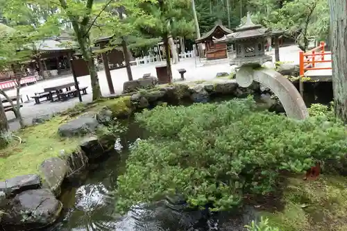 建部大社の庭園