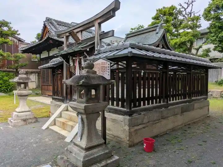 御輿岡神社の{uncategorized: "未分類", other: "その他", undefined: "問題あり", building: "その他建物", grave: "お墓", sacred_gate: "鳥居", guardian: "狛犬", statue: "像", buddha: "仏像", history: "歴史", nature: "自然", garden: "庭園", animal: "動物", pagoda: "塔", temizu: "手水舎", mountain_gate: "山門・神門", sanctuary: "本殿・本堂", subordinate: "末社・摂社", art: "芸術", scenery: "景色", jizo: "地蔵", ema: "絵馬", goshuin: "御朱印", omikuji: "おみくじ", items: "授与品その他", amulet: "お守り", goshuincho: "御朱印帳", eats: "食事", festival: "お祭り", votive_dance: "神楽", shichigosan: "七五三参", wedding: "結婚式", experience: "体験その他", initially: "初詣", around: "周辺", anti_infection: "感染症対策"}