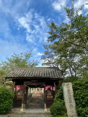 吉備津岡辛木神社の山門・神門
