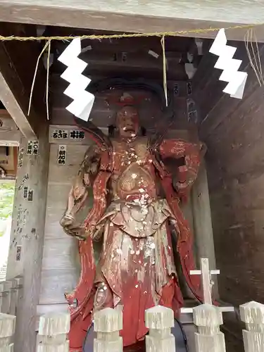 真山神社の像