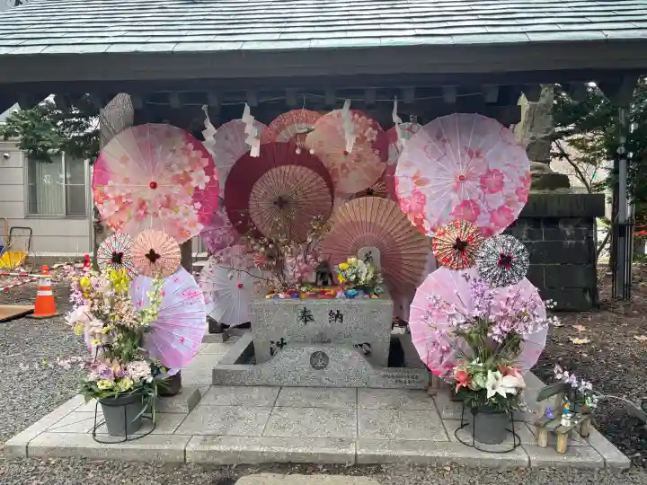 札幌諏訪神社の{uncategorized: "未分類", other: "その他", undefined: "問題あり", building: "その他建物", grave: "お墓", sacred_gate: "鳥居", guardian: "狛犬", statue: "像", buddha: "仏像", history: "歴史", nature: "自然", garden: "庭園", animal: "動物", pagoda: "塔", temizu: "手水舎", mountain_gate: "山門・神門", sanctuary: "本殿・本堂", subordinate: "末社・摂社", art: "芸術", scenery: "景色", jizo: "地蔵", ema: "絵馬", goshuin: "御朱印", omikuji: "おみくじ", items: "授与品その他", amulet: "お守り", goshuincho: "御朱印帳", eats: "食事", festival: "お祭り", votive_dance: "神楽", shichigosan: "七五三参", wedding: "結婚式", experience: "体験その他", initially: "初詣", around: "周辺", anti_infection: "感染症対策"}