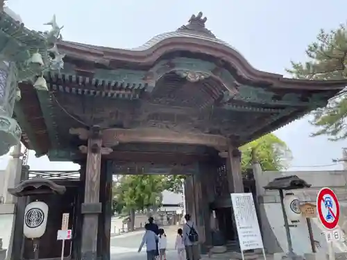 豊川閣　妙厳寺の山門・神門