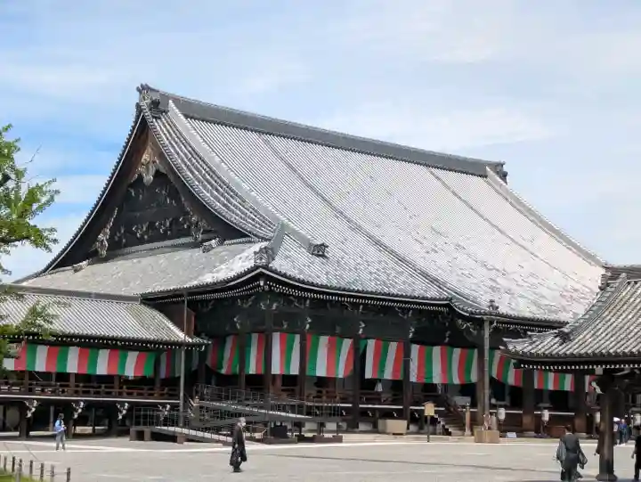 本願寺(西本願寺)の{uncategorized: "未分類", other: "その他", undefined: "問題あり", building: "その他建物", grave: "お墓", sacred_gate: "鳥居", guardian: "狛犬", statue: "像", buddha: "仏像", history: "歴史", nature: "自然", garden: "庭園", animal: "動物", pagoda: "塔", temizu: "手水舎", mountain_gate: "山門・神門", sanctuary: "本殿・本堂", subordinate: "末社・摂社", art: "芸術", scenery: "景色", jizo: "地蔵", ema: "絵馬", goshuin: "御朱印", omikuji: "おみくじ", items: "授与品その他", amulet: "お守り", goshuincho: "御朱印帳", eats: "食事", festival: "お祭り", votive_dance: "神楽", shichigosan: "七五三参", wedding: "結婚式", experience: "体験その他", initially: "初詣", around: "周辺", anti_infection: "感染症対策"}