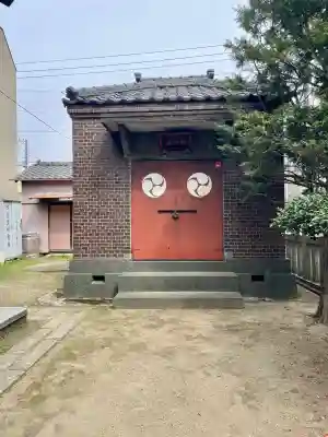胡録神社の{uncategorized: "未分類", other: "その他", undefined: "問題あり", building: "その他建物", grave: "お墓", sacred_gate: "鳥居", guardian: "狛犬", statue: "像", buddha: "仏像", history: "歴史", nature: "自然", garden: "庭園", animal: "動物", pagoda: "塔", temizu: "手水舎", mountain_gate: "山門・神門", sanctuary: "本殿・本堂", subordinate: "末社・摂社", art: "芸術", scenery: "景色", jizo: "地蔵", ema: "絵馬", goshuin: "御朱印", omikuji: "おみくじ", items: "授与品その他", amulet: "お守り", goshuincho: "御朱印帳", eats: "食事", festival: "お祭り", votive_dance: "神楽", shichigosan: "七五三参", wedding: "結婚式", experience: "体験その他", initially: "初詣", around: "周辺", anti_infection: "感染症対策"}