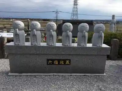 埼玉厄除け開運大師・龍泉寺（切り絵御朱印発祥の寺）の地蔵