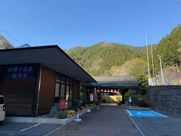 三峯神社奥宮の{uncategorized: "未分類", other: "その他", undefined: "問題あり", building: "その他建物", grave: "お墓", sacred_gate: "鳥居", guardian: "狛犬", statue: "像", buddha: "仏像", history: "歴史", nature: "自然", garden: "庭園", animal: "動物", pagoda: "塔", temizu: "手水舎", mountain_gate: "山門・神門", sanctuary: "本殿・本堂", subordinate: "末社・摂社", art: "芸術", scenery: "景色", jizo: "地蔵", ema: "絵馬", goshuin: "御朱印", omikuji: "おみくじ", items: "授与品その他", amulet: "お守り", goshuincho: "御朱印帳", eats: "食事", festival: "お祭り", votive_dance: "神楽", shichigosan: "七五三参", wedding: "結婚式", experience: "体験その他", initially: "初詣", around: "周辺", anti_infection: "感染症対策"}