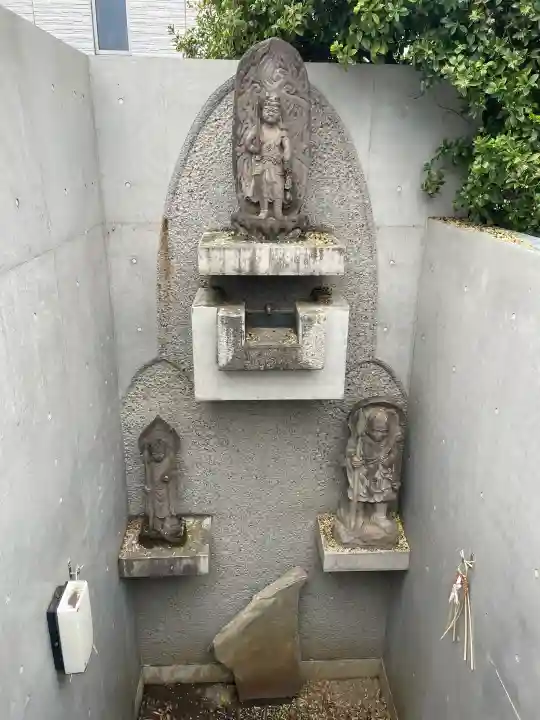 真弘寺の{uncategorized: "未分類", other: "その他", undefined: "問題あり", building: "その他建物", grave: "お墓", sacred_gate: "鳥居", guardian: "狛犬", statue: "像", buddha: "仏像", history: "歴史", nature: "自然", garden: "庭園", animal: "動物", pagoda: "塔", temizu: "手水舎", mountain_gate: "山門・神門", sanctuary: "本殿・本堂", subordinate: "末社・摂社", art: "芸術", scenery: "景色", jizo: "地蔵", ema: "絵馬", goshuin: "御朱印", omikuji: "おみくじ", items: "授与品その他", amulet: "お守り", goshuincho: "御朱印帳", eats: "食事", festival: "お祭り", votive_dance: "神楽", shichigosan: "七五三参", wedding: "結婚式", experience: "体験その他", initially: "初詣", around: "周辺", anti_infection: "感染症対策"}