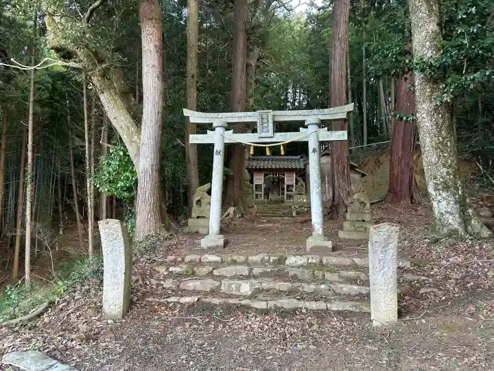 田面神社の{uncategorized: "未分類", other: "その他", undefined: "問題あり", building: "その他建物", grave: "お墓", sacred_gate: "鳥居", guardian: "狛犬", statue: "像", buddha: "仏像", history: "歴史", nature: "自然", garden: "庭園", animal: "動物", pagoda: "塔", temizu: "手水舎", mountain_gate: "山門・神門", sanctuary: "本殿・本堂", subordinate: "末社・摂社", art: "芸術", scenery: "景色", jizo: "地蔵", ema: "絵馬", goshuin: "御朱印", omikuji: "おみくじ", items: "授与品その他", amulet: "お守り", goshuincho: "御朱印帳", eats: "食事", festival: "お祭り", votive_dance: "神楽", shichigosan: "七五三参", wedding: "結婚式", experience: "体験その他", initially: "初詣", around: "周辺", anti_infection: "感染症対策"}