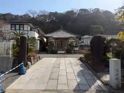 来迎寺（材木座）の{uncategorized: "未分類", other: "その他", undefined: "問題あり", building: "その他建物", grave: "お墓", sacred_gate: "鳥居", guardian: "狛犬", statue: "像", buddha: "仏像", history: "歴史", nature: "自然", garden: "庭園", animal: "動物", pagoda: "塔", temizu: "手水舎", mountain_gate: "山門・神門", sanctuary: "本殿・本堂", subordinate: "末社・摂社", art: "芸術", scenery: "景色", jizo: "地蔵", ema: "絵馬", goshuin: "御朱印", omikuji: "おみくじ", items: "授与品その他", amulet: "お守り", goshuincho: "御朱印帳", eats: "食事", festival: "お祭り", votive_dance: "神楽", shichigosan: "七五三参", wedding: "結婚式", experience: "体験その他", initially: "初詣", around: "周辺", anti_infection: "感染症対策"}