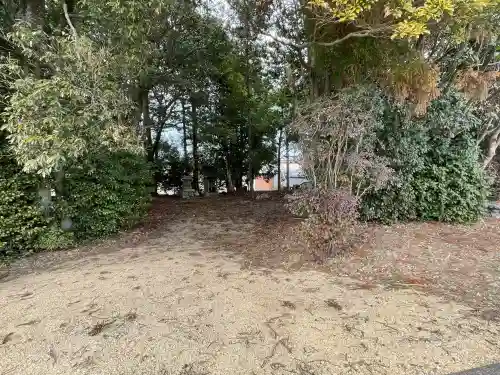 十二神社の{uncategorized: "未分類", other: "その他", undefined: "問題あり", building: "その他建物", grave: "お墓", sacred_gate: "鳥居", guardian: "狛犬", statue: "像", buddha: "仏像", history: "歴史", nature: "自然", garden: "庭園", animal: "動物", pagoda: "塔", temizu: "手水舎", mountain_gate: "山門・神門", sanctuary: "本殿・本堂", subordinate: "末社・摂社", art: "芸術", scenery: "景色", jizo: "地蔵", ema: "絵馬", goshuin: "御朱印", omikuji: "おみくじ", items: "授与品その他", amulet: "お守り", goshuincho: "御朱印帳", eats: "食事", festival: "お祭り", votive_dance: "神楽", shichigosan: "七五三参", wedding: "結婚式", experience: "体験その他", initially: "初詣", around: "周辺", anti_infection: "感染症対策"}