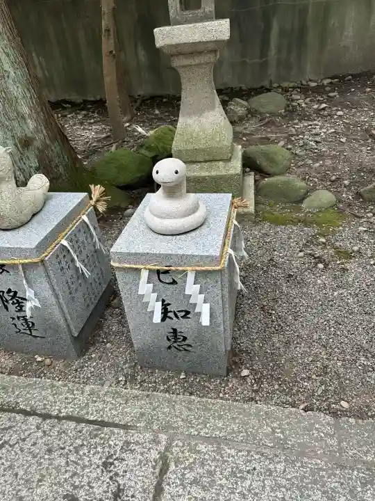 麄香神社の像