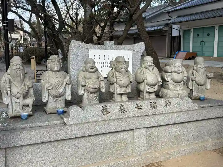 藤森神社の{uncategorized: "未分類", other: "その他", undefined: "問題あり", building: "その他建物", grave: "お墓", sacred_gate: "鳥居", guardian: "狛犬", statue: "像", buddha: "仏像", history: "歴史", nature: "自然", garden: "庭園", animal: "動物", pagoda: "塔", temizu: "手水舎", mountain_gate: "山門・神門", sanctuary: "本殿・本堂", subordinate: "末社・摂社", art: "芸術", scenery: "景色", jizo: "地蔵", ema: "絵馬", goshuin: "御朱印", omikuji: "おみくじ", items: "授与品その他", amulet: "お守り", goshuincho: "御朱印帳", eats: "食事", festival: "お祭り", votive_dance: "神楽", shichigosan: "七五三参", wedding: "結婚式", experience: "体験その他", initially: "初詣", around: "周辺", anti_infection: "感染症対策"}